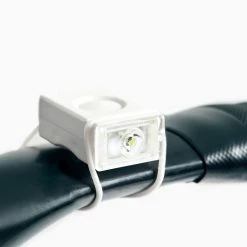 Bookman Block Front Light 32 Bookman Block Front Light -VÉLOS DE ROUTE SOLDES BlockLight Front Onbar whitebackground 2e1aef9d 87b5 4a7c 80cd 80e10b7f95dc 1800x1800