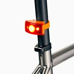 Bookman Curve Rear Light -VÉLOS DE ROUTE SOLDES CurveLight Orange Rear Onbike 2 f4e53821 fa5f 491f 944c 11efeb017271 1800x1800
