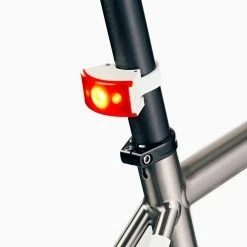 Bookman Curve Rear Light -VÉLOS DE ROUTE SOLDES Curve White Rear Onbike 2 a861d8e0 bb74 40ec b637 8371daebd4ac 1800x1800