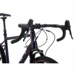 Vélo Vitus Substance VRS-1 HT (gravel, Apex, 2022) 26 Vélo Vitus Substance VRS-1 HT (gravel, Apex, 2022) -VÉLOS DE ROUTE SOLDES Vitus Substance VRS 1 HT Adventure Bike APEX Royal Purple 2022 09