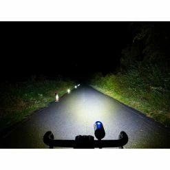 Eclairage Avant LifeLine Pavo Motion (2 400 Lumens) 12 Eclairage Avant LifeLine Pavo Motion (2 400 Lumens) -VÉLOS DE ROUTE SOLDES lights comparison 102755560
